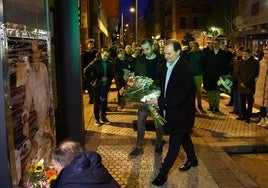 Ofrenda floral en recuerdo de Ramón Díaz esta mañana en Loiola.