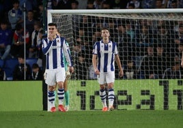 Barrenetxea y Pacheco, cabizbajos tras uno de los goles del Getafe.