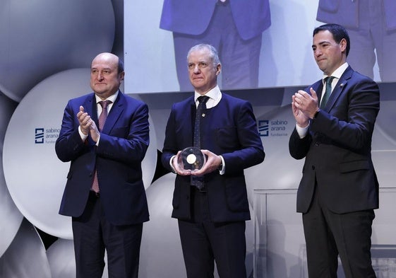 El exlehendakari Iñigo Urkullu junto a Andoni Ortuzar e Imanol Pradales tras recibir este domingo el Premio Sabino Arana en Bilbao.