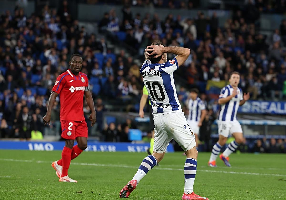 Oyarzabal se lamenta el domingo tras no acertar en un remate de cabeza ante el Getafe que atrapó David Soria.