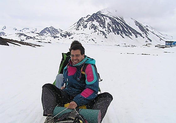 Ander Izagirre desplazándose en el medio de transporte por excelencia del aeropuerto de Kulusuk, al este de Groenlandia, al centro del pueblo en su viaje en el año 2008.