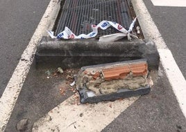 Denuncia Esteban González: «Este punto de la avenida de la Libertad, en la esquina con la calle Urbieta, lleva así desde hace dos años. En pleno Centro, en una zona de cabalgatas, tamborradas y otros festejos. Hay agujeros peligrosos y piedras de gran tamaño sueltas. No creo que sea tan complicado retirarlas y adecentar la zona».