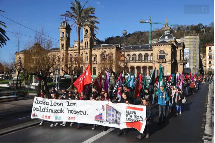 Miles de docentes se manifestaron la semana pasada en Donostia.