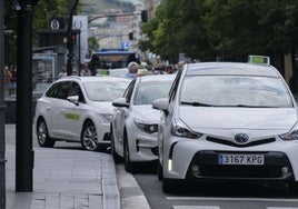 Varios taxis estacionados en el Boulevard de Donostia.