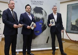 Robert Treviño y Oriol Roch, junto a Bingen Zupiria, en la presentación de la temporada de abono de Euskadiko Orkestra 24-25.