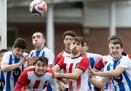 Jugadores del Elgoibar y del Mutriku en un lance del derbi comarcal disputado el sábado en Mintxeta.