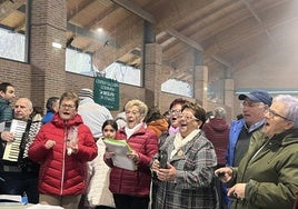 Actuación del grupo del centro 'Sones de Extremadura' en plena fiesta de la matanza del cerdo.