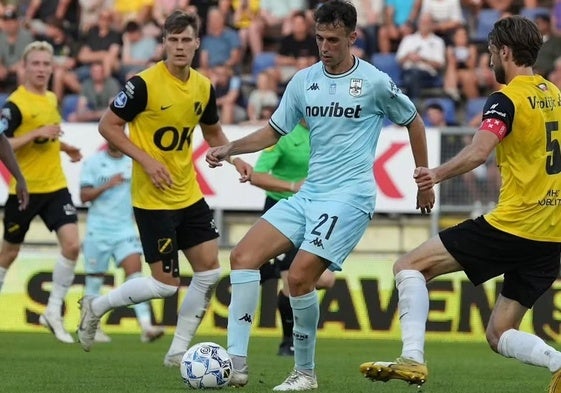 Rubén Pardo juega el balón durante un partido con el Aris de Salónica en la liga griega.