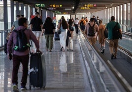 Varias personas en el Aeropuerto Adolfo Suárez Madrid-Barajas, en una imagen de archivo.