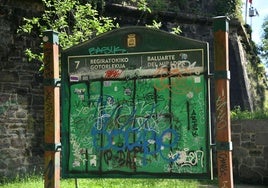 Panel situado en el Baluarte del Mirador de Urgull vandalizado.