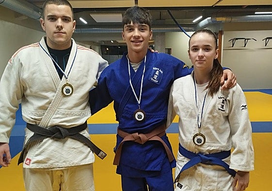 Borja Seco, Peio Santos y Maialen López con las medallas obtenidas en el campeonato.