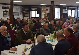 Comida de aniversario de una sociedad irundarra con muchos de los socios presentes.