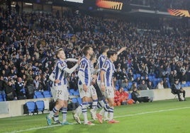 Los jugadores de la Real celebran uno de los goles ante el Ajax de Amsterdam