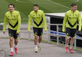 Arsen Zakharyan llega al campo de entrenamiento este jueves junto a Oyarzabal y Sergio Gómez.