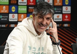 El técnico de la Real, Imanol Alguacil, ha comparecido en la rueda de prensa previa al partido de Europa League con una singular barba.