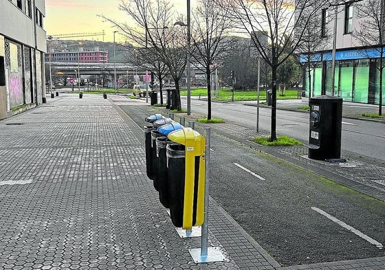 Álvaro Imaz denuncia con ironía en el Sirimiri: «Quería dar un aplauso al 'ingeniero' que ha tenido la genial idea de colocar estas papeleras de reciclaje en mitad de la acera de la calle Nemesio Etxaniz, pudiendo haberlas colocado en un lateral. ¿De verdad se pueden hacer las cosas de manera tan poco razonable? No lo entiendo».