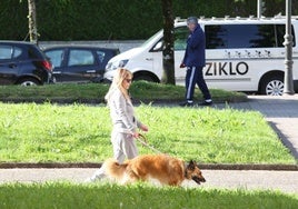 Dos vecinos de Irun paseando a sus perros.