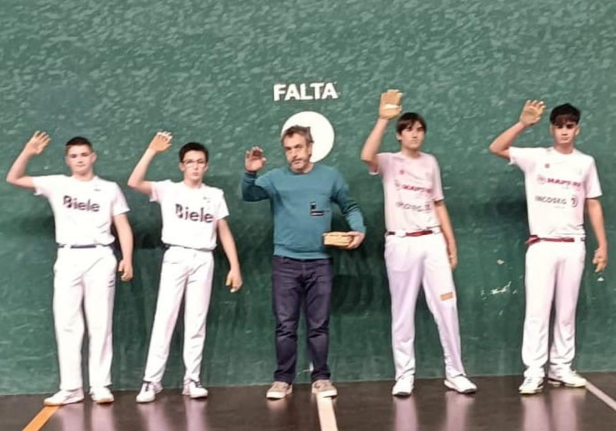 Varona y Gil (en la derecha) representando al Club Deportivo Eibarrés en uno de sus partidos.