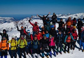 Imagen de los montañeros locales en una de sus salidas a la nieve.