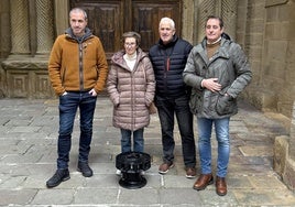 Miembros del Ayuntamiento y de la Cofradía de Pescadores con la sirena que volverá a sonar.