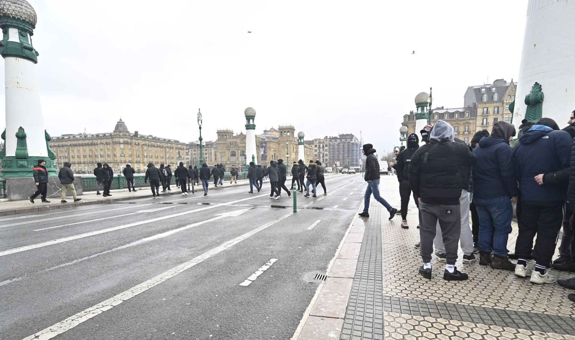 La afición del PAOK conoce Donostia en su estado puro