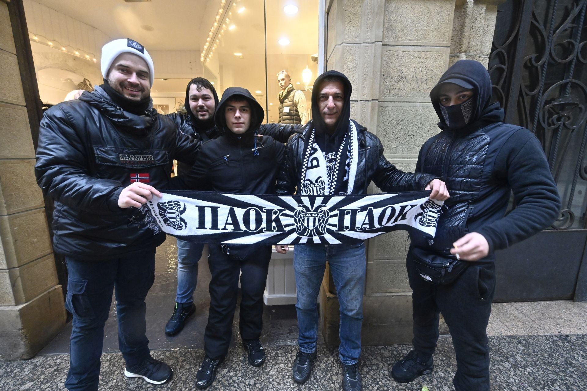 La afición del PAOK conoce Donostia en su estado puro