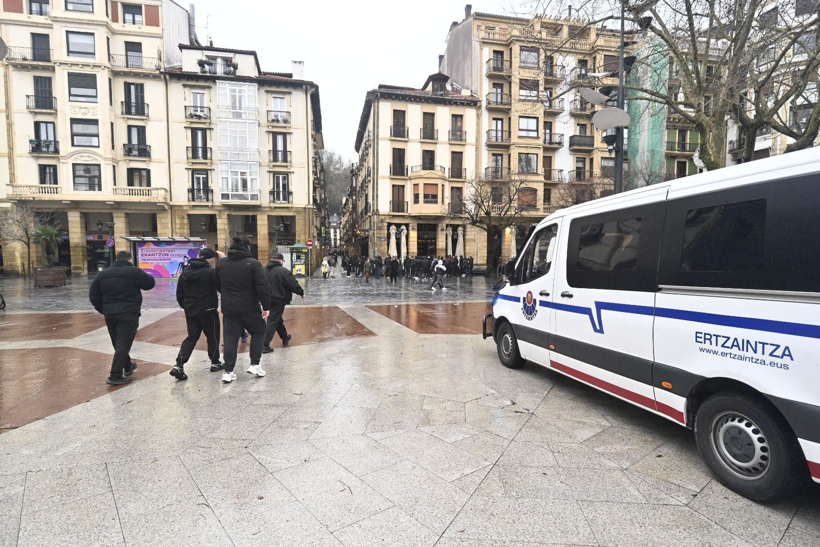 La afición del PAOK conoce Donostia en su estado puro