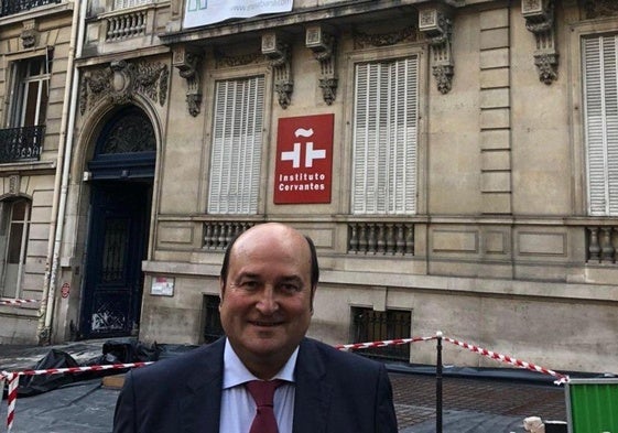 Andoni Ortuzar frente al palacete de París.