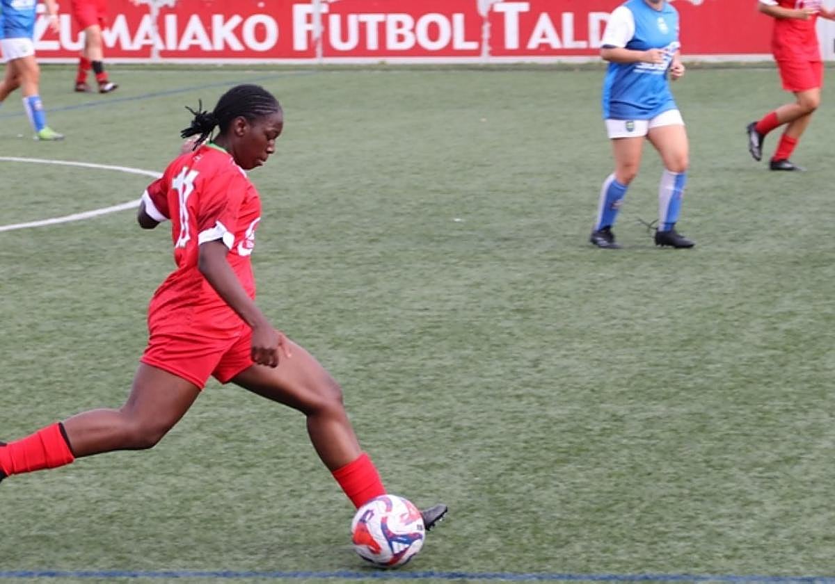 Shalma Midje durante un partido, en el campo Aita Mari.