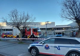 Servicios de emergencia frente al polideportivo de Hondarribia.