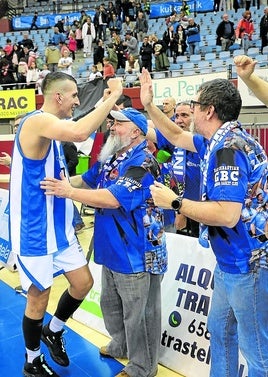 Aranitovic saluda a la peña 'Omnes-Uni' al término de un partido.