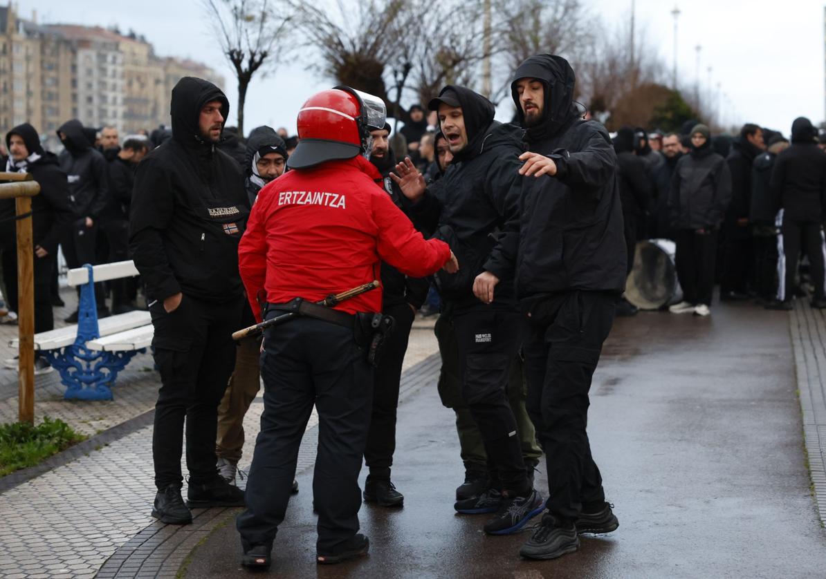 Aficionados del PAOK ayer jueves en su camino escoltados por la Ertzaintza hasta Anoeta.