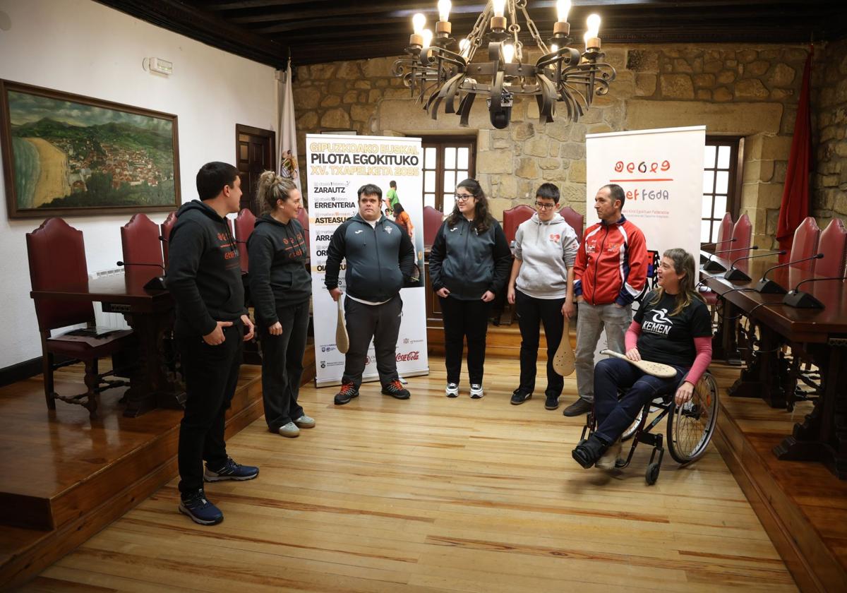 Organizadores y participantes del Campeonato de Gipuzkoa de pelota adaptada.