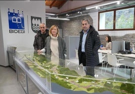 Etxeberria, Mendoza y Urkola en la oficina junto a la maqueta de la autopista.