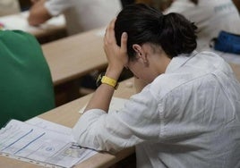 Una estudiante realiza la prueba de la Selectividad en Donostia.