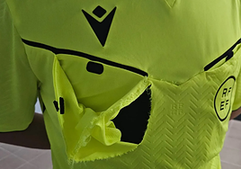 La imagen de la camiseta del árbitro tras el intento de agresión que sufrió en Tolosa