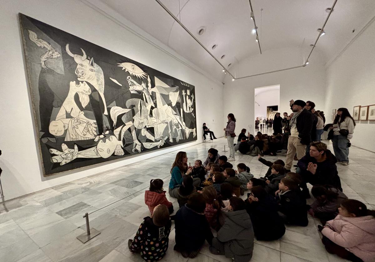 Expectación ante el 'Guernica' en su sala del Reina Sofía esta misma semana