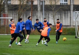 Los jugadores del Eibar se entrenan en Atxabalpe.