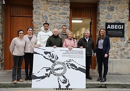Abegi 2025. Voluntarios-as, profesionales, usuarios y representantes municipales, frente a la entrada del Hogar del Transeúnte.