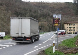 Un camión accede a la travesía de Altzola más rápido de lo debido.