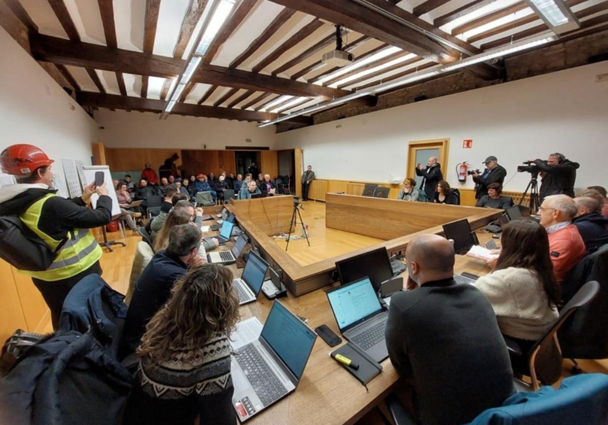 Los trabajadores de astilleros Balenciaga en el ayuntamiento.