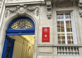 Sede de la biblioteca. Placa en la fachada del palacete, que acoge la Biblioteca Octavio Paz del Instituto Cervantes.