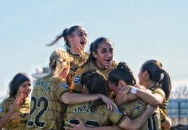 Las jugadoras de la Real celebran el primer gol de Nerea, hoy en el campo del Madrid CFF.