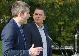 Arkaitz Rodríguez y Arnaldo Otegi, en la declaración de Aiete de 2021 que reconoció el «dolor causado» a las víctimas de ETA.