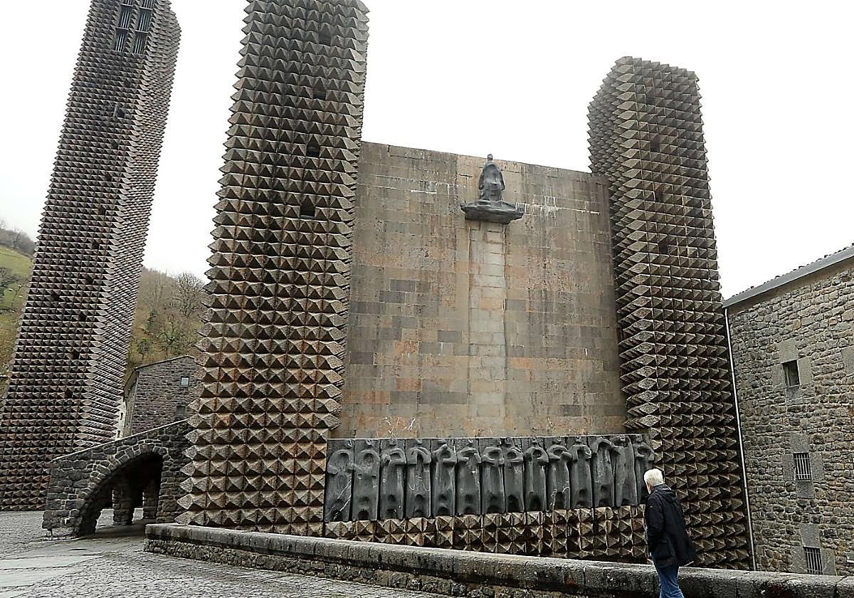 Fachada del Santuario de Arantzazu, que junto al Santuario de Loiola y la ermita de La Antigua, ponen el peso cultural y de patrimonio de esta oferta que busca impulsar el turismo en el interior de Euskadi.