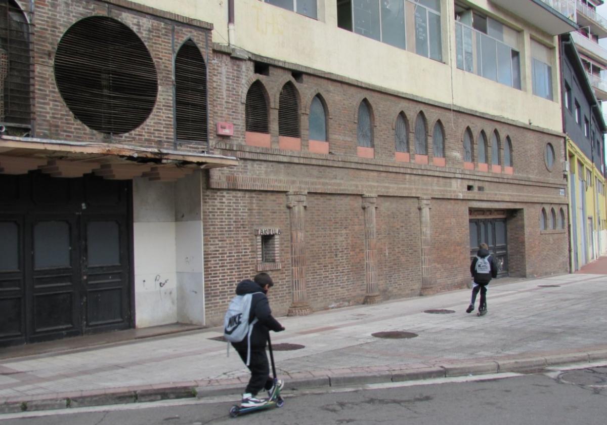 Exterior de la antigua discoteca Alexander, después Ostarku, y que podría convertirse en la nueva mezquita si se cierra su compra.