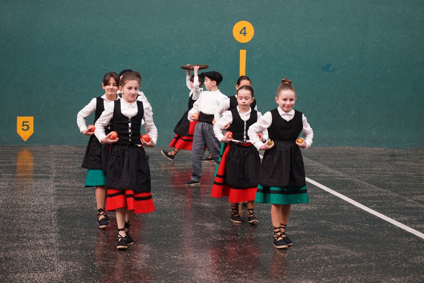 Idiazabal disfruta de sus fiestas con tradición y música