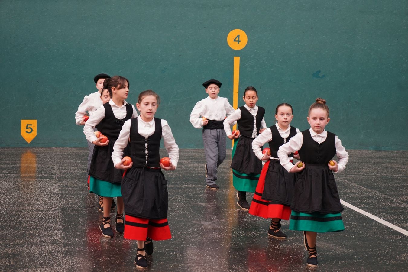 Idiazabal disfruta de sus fiestas con tradición y música