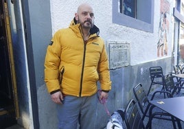 Gorka en el exterior del bar Kixkal, donde han acogido a los desalojados.