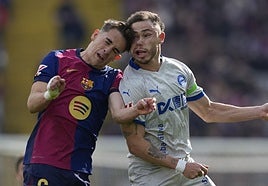 Gavi llega tarde a una disputa de cabeza e impacta con la cara del alavesista Conechny.